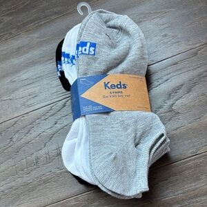Keds 6 pr. Low Cut Flat knit 97% polyester, 3% spandex black/gray/white socks